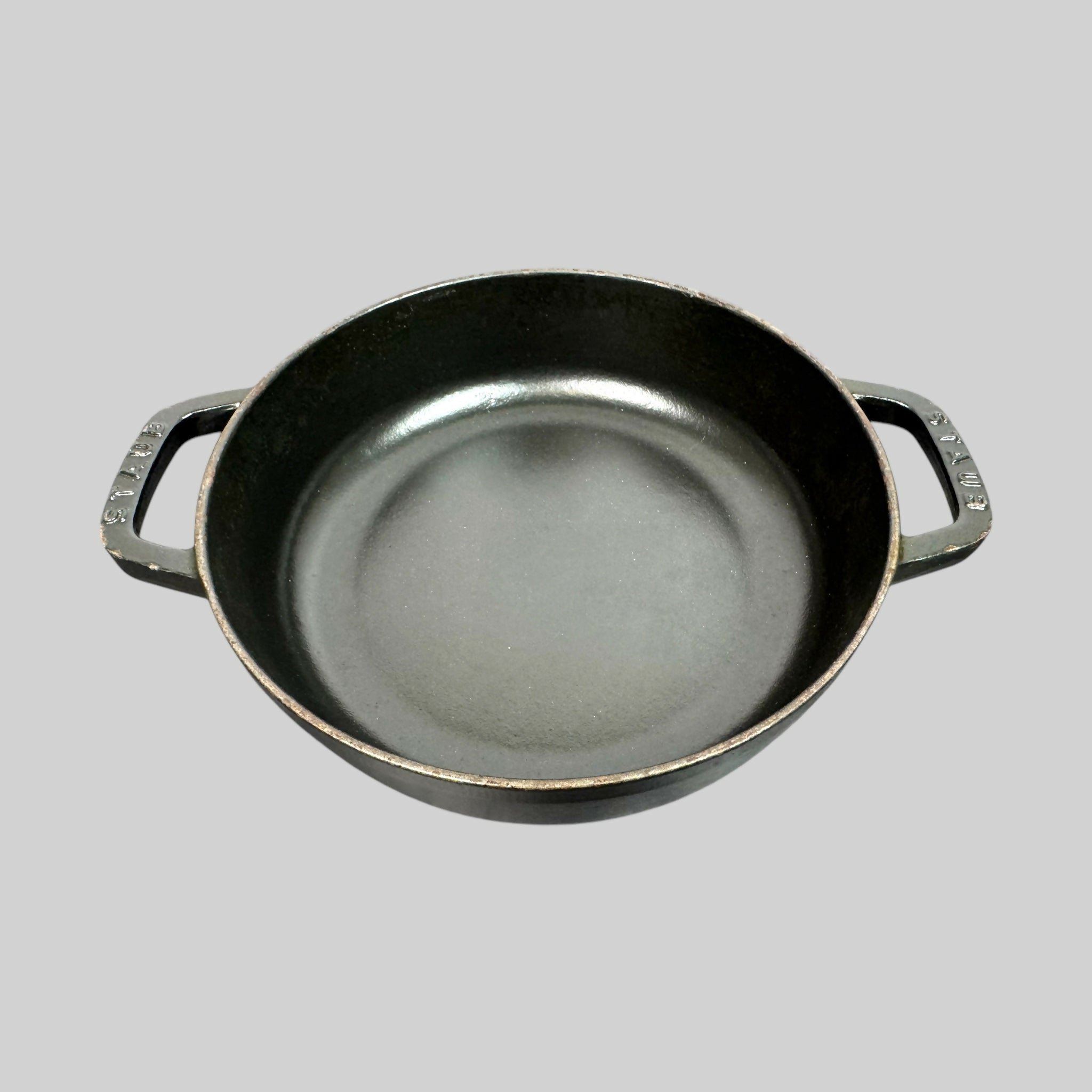 Staub Double Handle Skillet | 26 cm Cast Iron Pan | Kitchen Switchen Resale